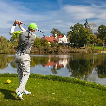 Palac Brzezno & Golf Couette-café Oborniki Śląskie